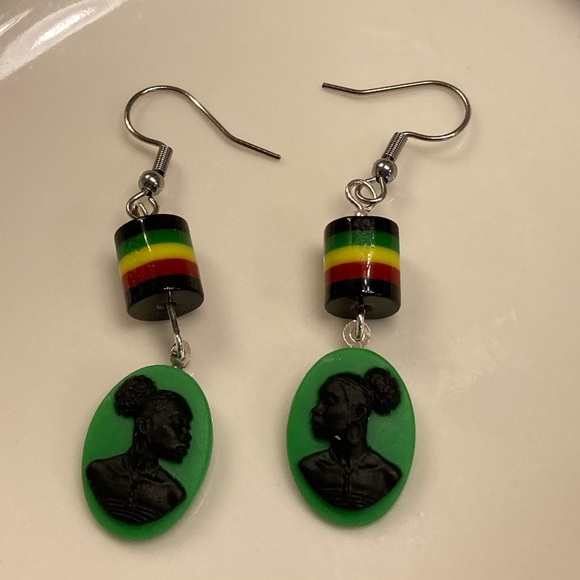 Cameo Earrings - African American Woman - Picture 2 of 4